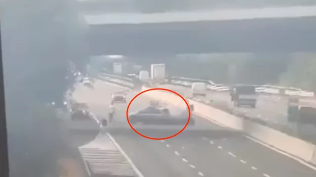 Piacenza, auto si schianta a tutta velocità contro volante della polizia: il video shock