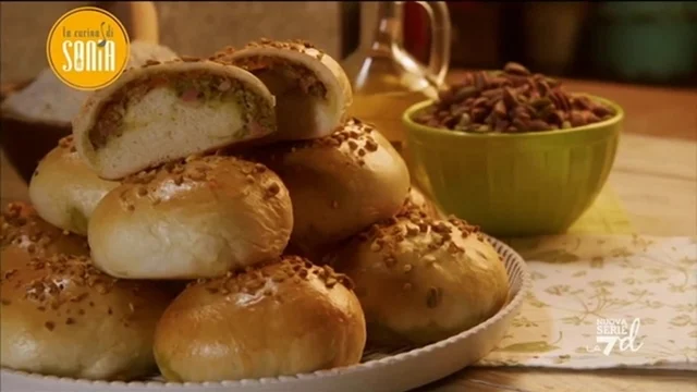 Panini ripieni con pesto di pistacchi, speck e mozzarella