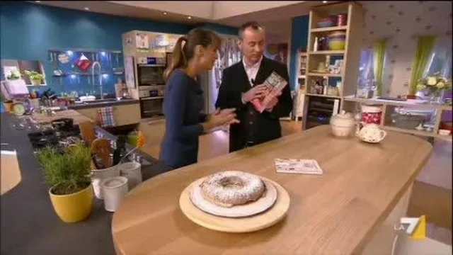 Alessandro Fullin prepara la torta "Zia Savarin"
