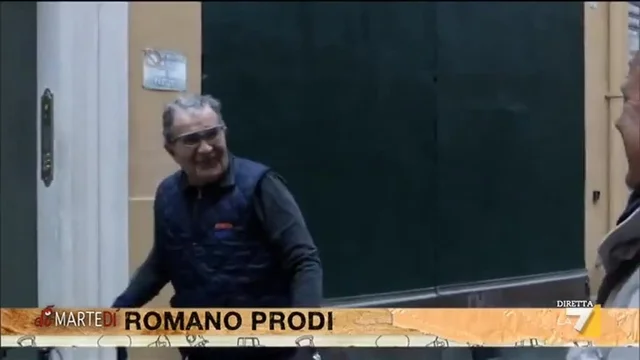 Prodi: 'Mi sono auto-rottamato e vado in bicicletta'