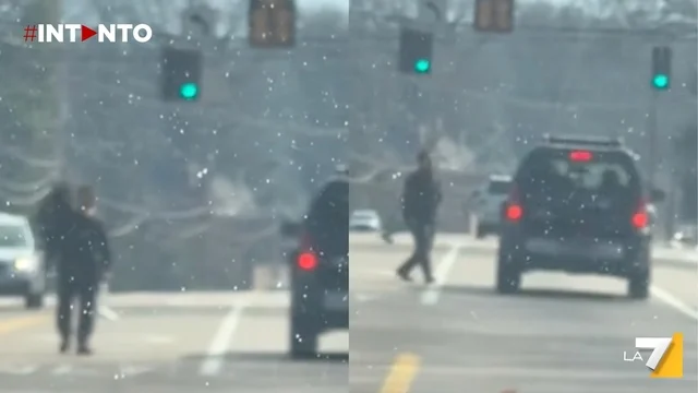 Memphis, Tennessee: uomo armato di ascia distrugge un'auto