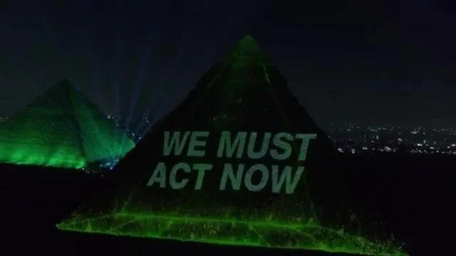 Cop27, la piramide di Chefren si illumina con un messaggio sul clima. Il video