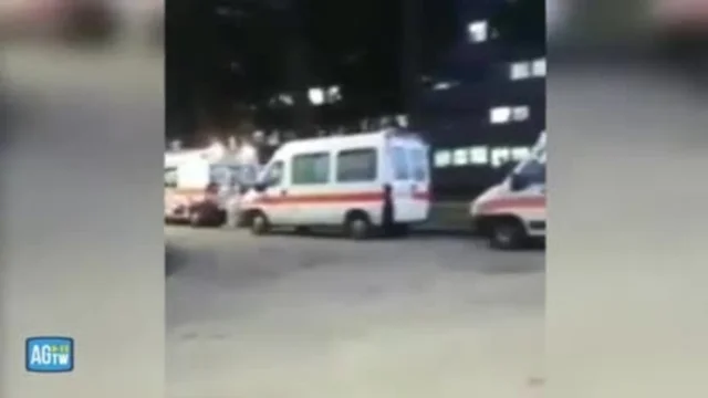 Napoli, ambulanze in coda davanti all'ospedale Cotugno: i positivi al Covid soccorsi sui mezzi
