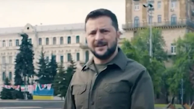 Zelensky: "Putin come l'assassino Hitler, perderà tutto"