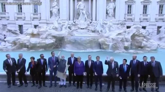 G20, Draghi e i leader alla Fontana di Trevi lanciano la monetina