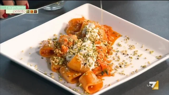 Calamarata con gambero rosso, stracciatella e granella di pistacchi