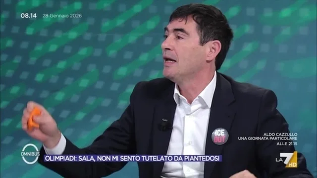 Fratoianni con la spilla 'ICE Out': "Situazione incredibile, Piantedosi non sapeva nulla"