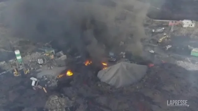 Canarie, non si arresta l’eruzione vulcanica: le spettacolari immagini aeree