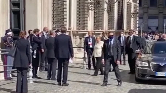 L'arrivo di Angela Merkel a Palazzo Chigi per incontrare Mario Draghi: le immagini