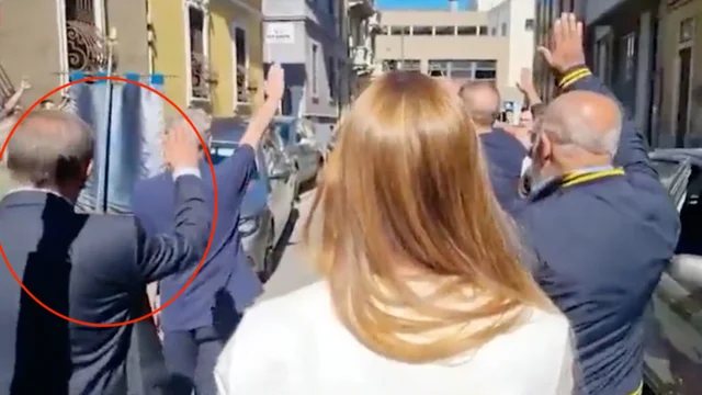 La Russa fa il braccio teso al funerale. La versione di Fratelli d'Italia: "Invitava gli altri ad abbassare le braccia"