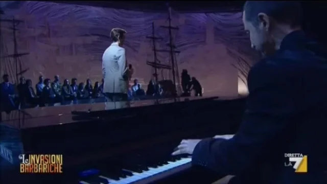 Michele Bravi canta 'La vita e la felicità'
