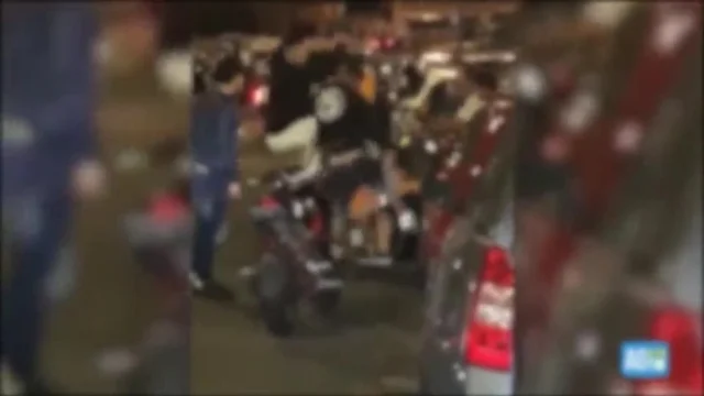 Napoli, il video del rider picchiato da una baby gang