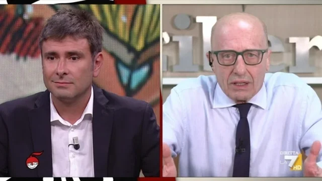 Botta e risposta Sallusti-Di Battista: "Lei non rappresenta nessuno", "Meglio rappresentare me stesso che Berlusconi..."