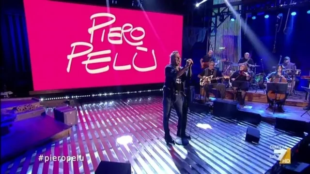 Piero Pelù canta 'Pugni chiusi' de 'I Ribelli'