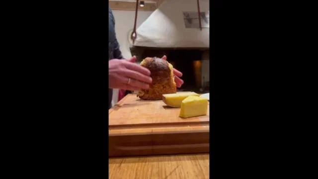 Lo chef del ristorante Noma di Copenaghen griglia il panettone e lo farcisce di burro e formaggio: "Scusate amici italiani"