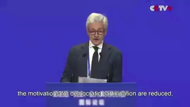 D'Alema in Cina: "Il capitalismo soffoca la politica e riduce la partecipazione democratica"