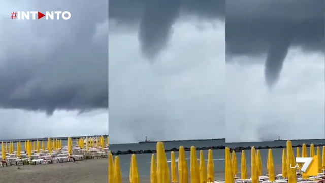 Maltempo, tromba d'acqua sulla spiaggia a Porto Garibaldi