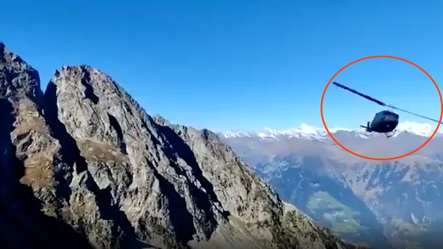 L'elicottero in balia del vento rischia di schiantarsi contro la montagna: il video