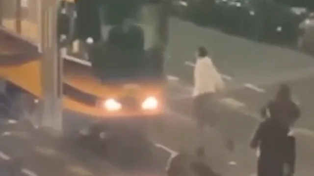Milano, l’assalto della baby gang al tram: flessioni sui binari, sputi e lancio di oggetti