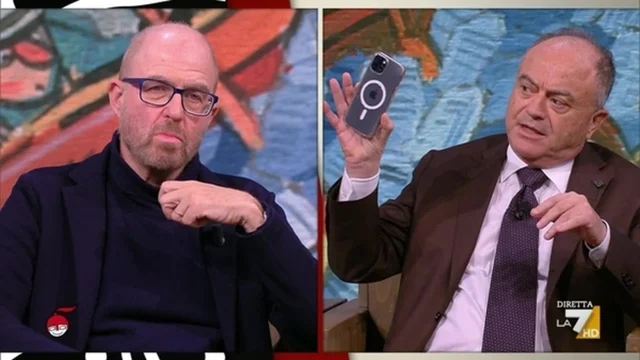 Gratteri rivela: "Su questo telefono chiamano tanti parlamentari..."