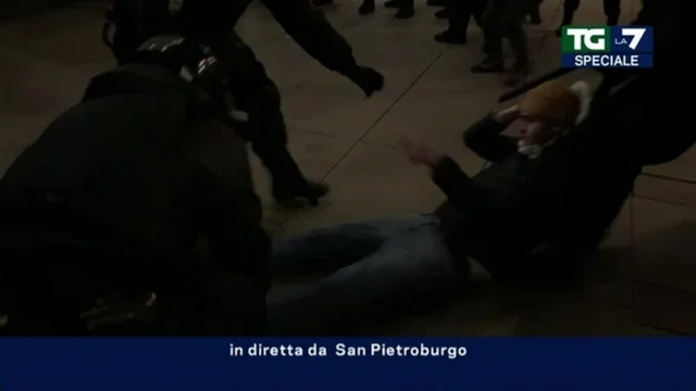 San Pietroburgo, la polizia arresta manifestanti contro la guerra: "Questo è quello che la Russia decide di mostrare al mondo" (Enrico Mentana)