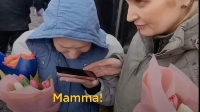 Ucraina, una madre chiama la figlia dopo mesi di prigionia: le immagini commoventi