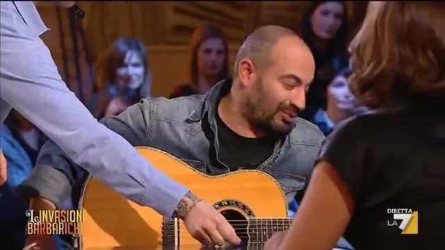 Gianluigi Paragone canta 'Je so pazz'
