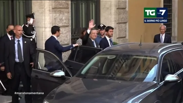Draghi sorridente lascia Palazzo Madama: il video