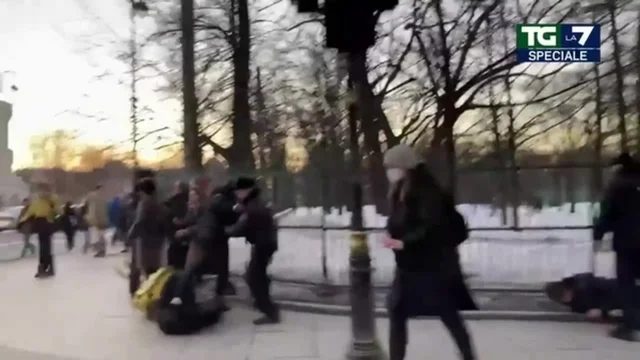 Ucraina, la polizia russa in azione contro i manifestanti per la pace, manganellate e arresti