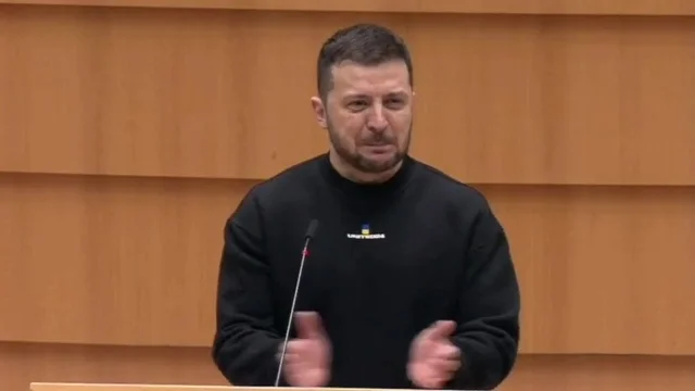 Zelensky si commuove durante il discorso al Parlamento Europeo