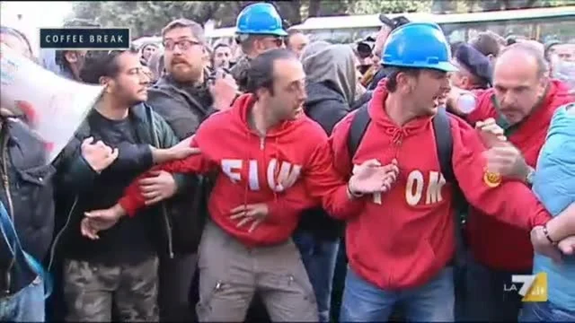 Gli scontri tra la polizia e gli operai dell'AST