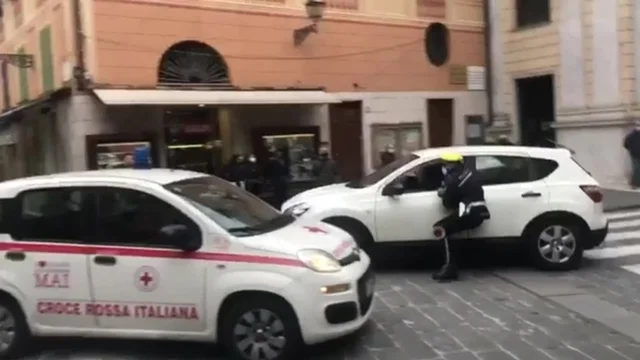 Rapallo, follia in strada: scappa all'alt della polizia e trascina l'agente per 20 metri