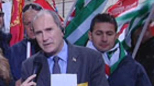 LA PIAZZA CONTRO IL GOVERNO