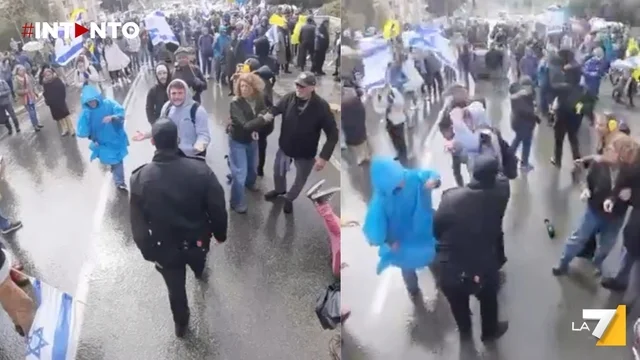 Gerusalemme, polizia aggredisce il leader del partito dei Democratici durante la protesta contro la ripresa della guerra a Gaza