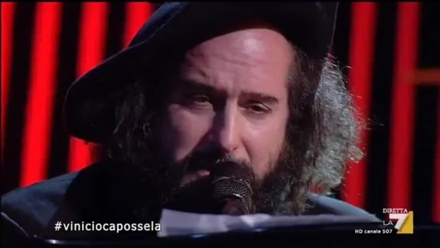 Vinicio Capossela canta 'Vedi Cara' di Francesco Guccini