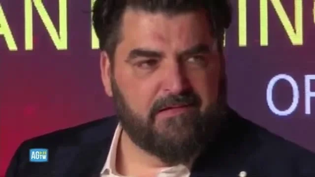 Tre stelle Michelin a Cannavacciuolo e lo chef piange: "Lo dedico a mia moglie"