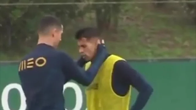 Cristiano Ronaldo scherza col compagno, ma la reazione è infastidita