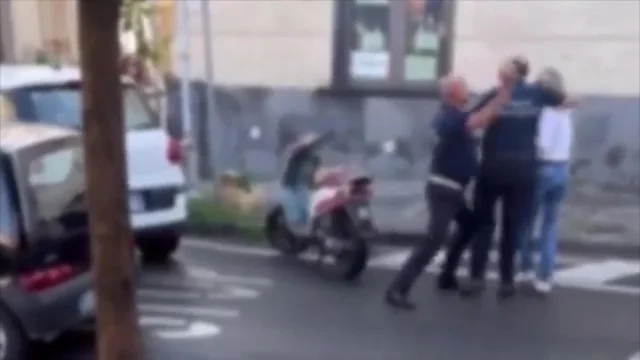 Pagani, vigile schiaffeggia motociclista durante un controllo: il video virale sui social