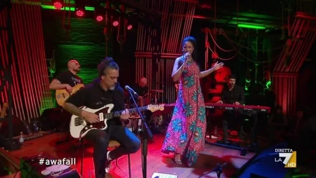 Awa Fall canta la sua "Roots and Culture" sul palco di Propaganda Live