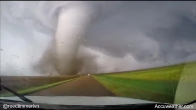 Tornado spaventoso, l'automobilista si ferma e lo filma: il video spettacolare