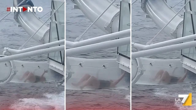 Bloccata su uno scivolo sospeso in mare: nel panico, ecco come chiede aiuto