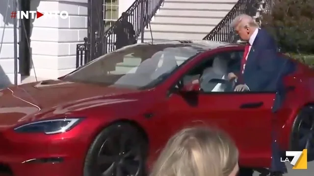 Trump compra una Tesla e la prova alla Casa Bianca: “Ottimo prodotto, Musk trattato ingiustamente”