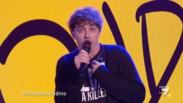 Michele Riondino canta 'il bonzo' di Enzo Jannacci