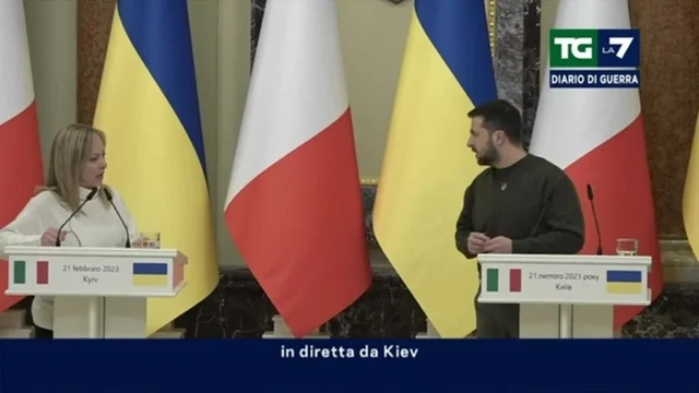 Meloni traduce la domanda su Berlusconi a Zelensky: "Presidente operaio"