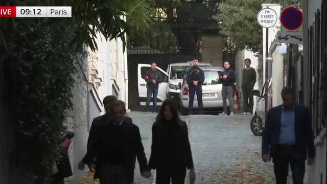 Sarkozy verso il carcere accompagnato da Carla Bruni, i sostenitori: “Arrestano un innocente”