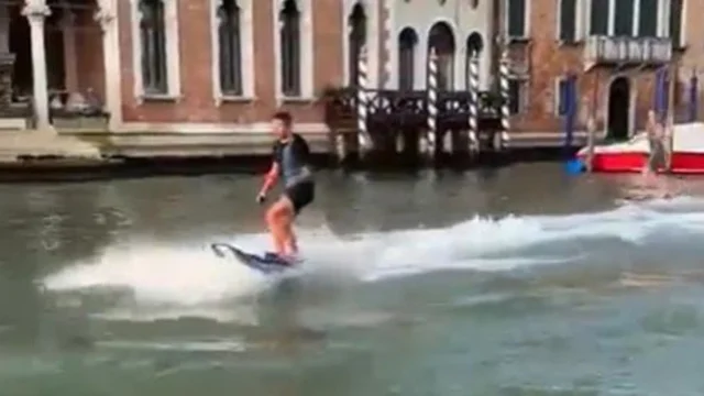 Venezia, facevano sci d'acqua nel Canal Grande. Brugnaro: "Imbecilli prepotenti"