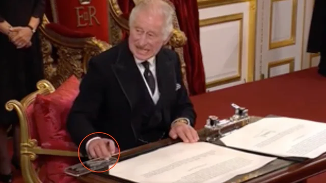 Re Carlo III firma, intoppo durante il rito: il sovrano si stizzisce