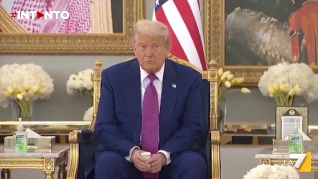 Trump rifiuta il caffè offerto da Bin Salman: simboli e gesti all’inizio dei colloqui a Riad