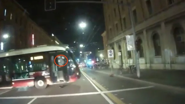 L'autobus parte senza l'autista: il video è virale