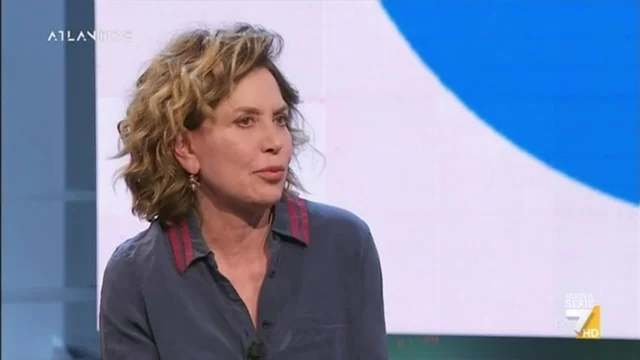 La tirannia dei social, l'intervista a Sabina Guzzanti: "Nel 2018 sono usciti da tutti i social e poi ho scritto un libro"